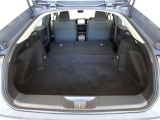 セカンドシートを倒した状態です。セカンドシートは独立可倒、荷物に合わせてラゲッジスペースをアレンジできます。