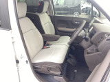【ベンチシート】運転席と助手席の移動もスムーズ!狭い駐車場での乗り降りや、お子様の乗り降りにも便利です。座席の間にコンソールボックスやドリンクホルダーがないため、車内空間が広く感じます。