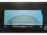 バックガイドモニター(バックモニター)付き。車両後方の映像をナビ画面に表示し、駐車などの後退操作をサポートします。