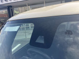 フロントガラスの上部には衝突軽減ブレーキの装置も付いており、より安全に運転を楽しんでいただくことができます。