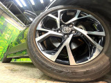 【純正18インチアルミホイール】外観にマッチした純正アルミホイールを装着しております。各種社外アルミホイールや、スタッドレスタイヤも取扱いしております。是非ご相談ください♪