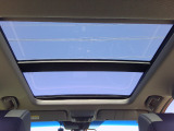 開放感のある電動パノラミックサンルーフが付いています。