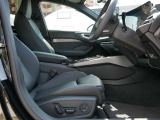(運転席/助手席)長時間のドライブでも疲れにくい少し固めのシートです。全車標準でサイドエアバッグを標準装備しております。