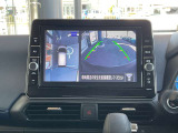 『アラウンドビューモニター』は、空から見下ろすような視点で、スムースな駐車と安全確認をサポートします。