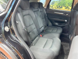 後部座席も気になるようなキズ・汚れやへたり等、大きなダメージはなく、良好な状態です。
