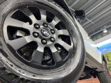 【純正18インチアルミホイール】外観にマッチした純正アルミホイールを装着しております。各種社外アルミホイールや、スタッドレスタイヤも取扱いしております。是非ご相談くださ