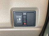 左側電動スライドドアは運転席からでも操作ができるように、ハンドル付近に開閉の操作スイッチが付いています。