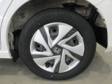 タイヤはスチールホイールで純正のホイールカバーを装着しています。