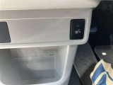 運転席にシートヒーター付いてます。寒い日に助かります
