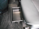 シート下に靴などを入れて置ける収納スペースがあります。