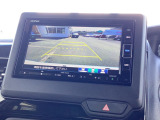 後退時に車両の後ろ側をモニター画面に表示します。車庫入れが苦手な人もこれで安心♪