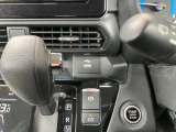 《オートホールド》信号待ちなどでブレーキペダルから足を離しても停止状態を維持してくれます