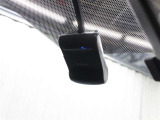 運転中の「万が一」を記録してくれ、もしもの時も心強いドライブレコーダーを装備しています。