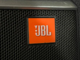 【JBLサウンドシステム】高品位サウンドシステムを搭載。専用のチューニングが施された大小様々なスピーカーから良質なサウンドが奏でられ、臨場感あふれる音響空間を演出します。