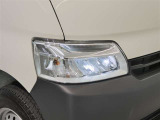 LEDヘッドライトです。デザイン性がよくとても明るいので、夜間の走行や悪天候でも安心です。しかも長寿命!