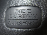 サイドカーテンエアバックシステムは、側面衝突時に大人から子供までさまざまな体格の乗員の頭部や頚部を広範囲で保護。特にセンターピラーへの頭部衝突を防ぐ展開性能を実現しています。