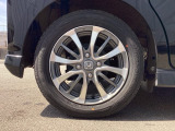純正アルミホイールです。足元が引き立つので、車全体のイメージがアップしますよ!