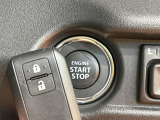 【キーレススタートシステム】カバンやポケットに入れたままでもドアの施錠・解錠が可能なスマートキーを装備。エンジンのオン・オフ時もカギを取り出す必要が無いからとっても便利です♪
