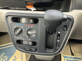 インパネシフト、ハンドルから近い位置にシフトレバーがあるので運転しやすいです