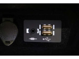 スマホやiPodを直接カーオーディオに接続し、音楽を高音質で楽しめるAUXを装備。iPhoneやスマホのデータ通信や、給電などに便利なUSBポートも装備。車内にあると便利なアイテムですね!