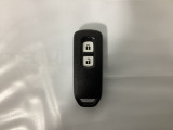 スマートキーを装備しています。鍵を差し込むことなくドアロックの開け閉めと、スタートボタン操作でのエンジンスタートができます。