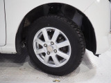 実車はアルミホイール組みのスタッドレスタイヤを装着、この車両には夏用タイヤが付属しています。もちろん夏冬交換のうえで納車も可能です。