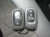 スマートキー付!キーを取り出さなくてもドアロックの施錠・開錠、エンジンの始動が出来ます!雨の日や荷物の多い日にとても便利ですね♪