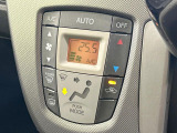 【オートエアコン】一度お好みの温度に設定すれば、車内の温度を検知し風量や温度を自動で調整。暑い&hellip;寒い&hellip;と何度もスイッチ操作をする必要はありません。快適な車内空間には必須の機能ですね♪