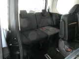サードシートも広く、開放的。大人3人が座れるほど広くなっておりますので、ロングドライブでも疲れにくいです。