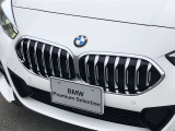 左右のキドニー・グリルの中心にはBMWのエンブレムが鎮座し、個性を放つデザイン性を兼ね備えました。