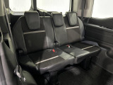 【3列目シート】大人の方でもしっかり座れるシートです。左右にカップホルダーと左側にはアクセサリーソケットを装備しています。
