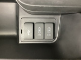 エアコン操作パネルの下に、スマートフォンなどの充電可能なUSB端子が2個、音源などの外部入力の可能なUSB端子が1個ついています。移動中に充電もできるので便利です。