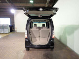 ★N-BOXのラゲッジスペースです♪後部座席はセパレートタイプで使い勝手も良く広々した空間でたくさん荷物を積む事が出来ます♪ご納車前には外装+内装クリーニングも実施いたしますので快適です♪