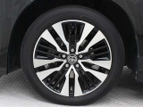 専用18インチアルミホイール(切削光輝+ブラック塗装)が装着されています。タイヤサイズ235/50R18