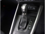 縦型シフトで操作性の良いシフトです!!シフトブーツやピアノブラックカラーのパネルがラグジュアリー感を高めます!!