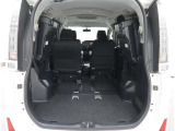 【トランクルーム】荷室の広さも十分です!シートアレンジでシートを畳めば長い荷物だって積めますね。シートアレンジの操作方法など、お気軽にご相談下さい。