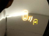 【BSM(ブラインドスポットモニター)】・・・隣の車線を走る車両をレーダーで感知。車両を感知するとドアミラーに搭載されたLEDインジケーターが点灯。