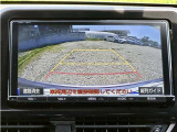 便利なバックカメラ付きで、車庫入れも安心。