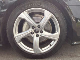 19インチ純正アルミホイール装備 全車両に標準装備の純正アルミホイールは、純正ならではのバランスの良いデザインと、走行安定性をお楽しみ頂けます。