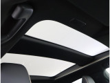 明るさが室内に溢れるパノラマルーフ、暗い車内でも外の明るい光を取り入れることが出来ますね気持ちよくドライビングできますよ。