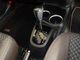 操作が楽なフロアシフトです、レバー式パーキングブレーキで足元インパネ周りもすっきりしています。