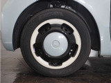 ホイールキャップを装着したスチールホイールです♪ホイールが鉄製なので耐久性があり、お手入れも簡単です。