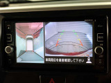 パノラミックビューモニター付きです。車両を上から見たような映像をモニター画面に表示。運転席からの目視では見にくい、車両周辺の状況をリアルタイムでしっかり確認できます。