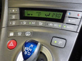 オートエアコン付きなので一度、気温を設定すれば自動的に過ごし易い温度に調整してくれますよ。 車内をいつでも快適空間にしてくれます。