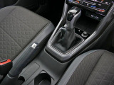 トランスミッションはDSGです。切れ間なくスムーズにシフトチェンジします。マニュアルモード付ですのでお好きなタイミングシフトチェンジできドライブが楽しくなります。