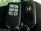 スマートキー付!キーを取り出さなくてもドアロックの施錠・開錠、エンジンの始動が出来ます!雨の日や荷物の多い日にとても便利ですね♪