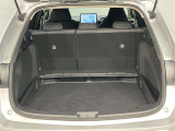 【ラゲッジスペース】長さのある荷物を積む際にも後部座席を倒したりするなどアレンジが可能なので非常に便利です♪