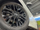 【純正19インチアルミホイール】外観にマッチした純正アルミホイールを装着しております。各種社外アルミホイールや、スタッドレスタイヤも取扱いしております。是非ご相談ください♪
