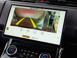 【3Dサラウンドカメラ】は狭い場所でも安心して駐車できるようにサポート。タッチスクリーンの表示と音で障害物との距離を確認できます。車幅感覚に慣れていない方や駐車の苦手な方には必見の装備といえます♪