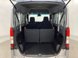 開口部も広く荷物の積み下ろしもしやすいお車となっております。4人乗りでも充分な荷室のスペースがあります。シートの背もたれは5:5の割合で分割して可倒できるので、長いお荷物などを載せることもできます。